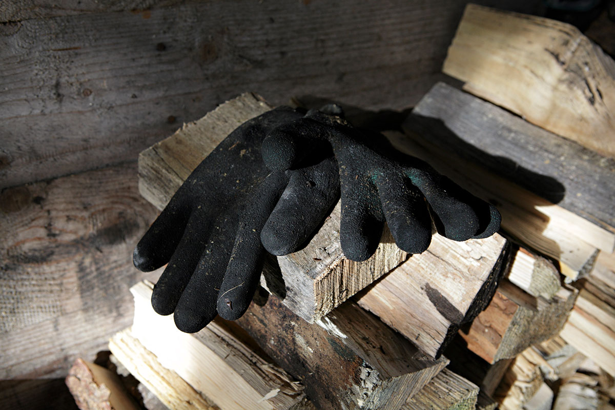 reportage Holzkohleherstellung Handschuhe