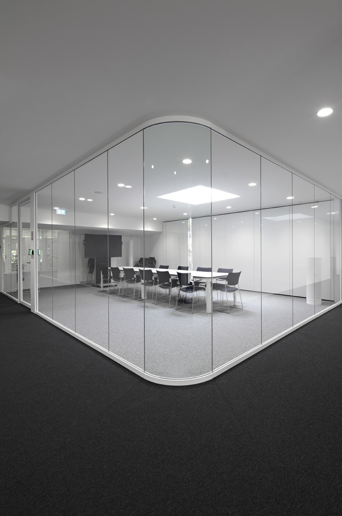 Universitäts Bauamt, Freiburg, AKonferenzraum und Flur mit gebeogenem Glas