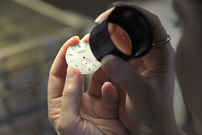 Firmen-Portrait, Lupe Ziffernblatt,