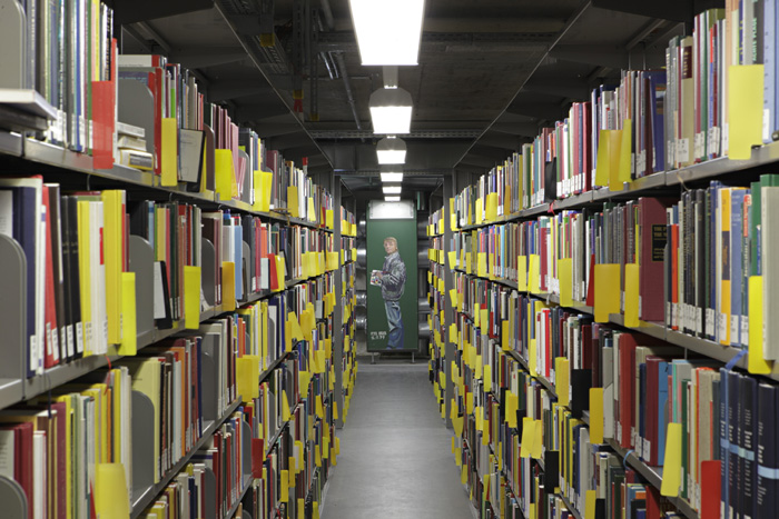 Bücherregal mit Kunst