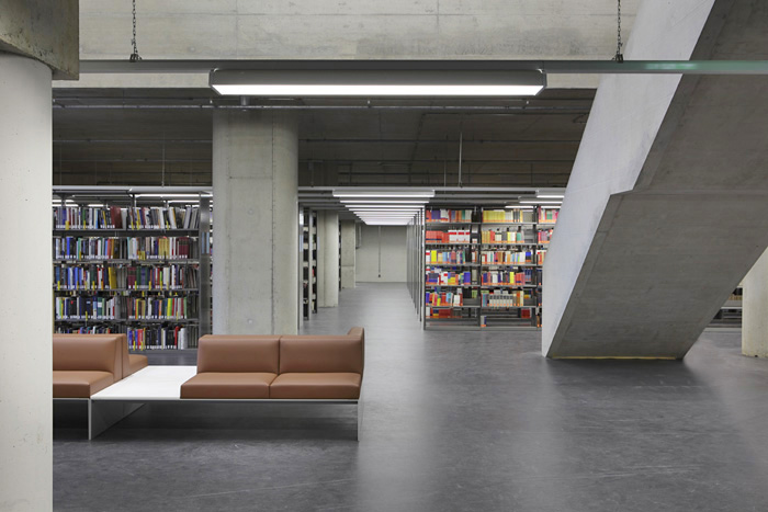 UG mit Bücherregalen und Treppe