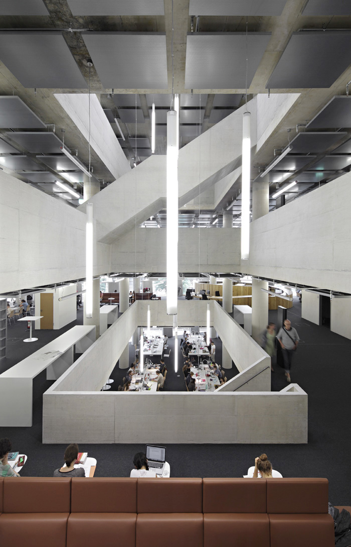 Treppenhaus mit Leseplätzen UB Freiburg