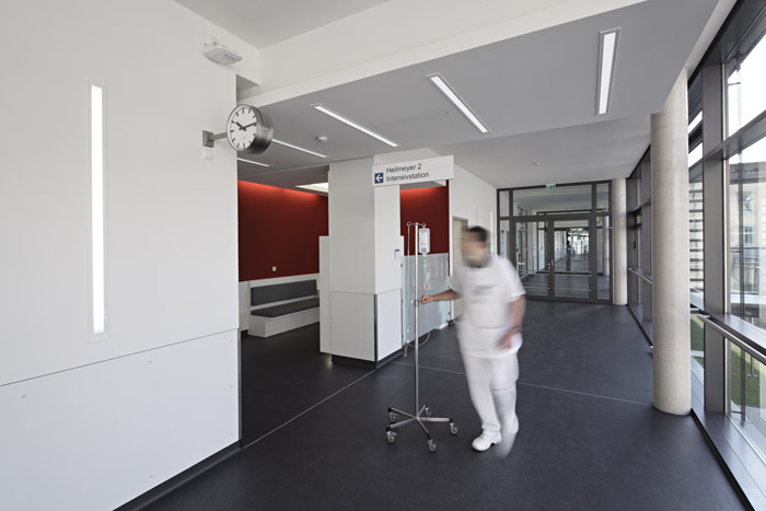 Uniklinik Freiburg, Infusion Pfleger, Gang