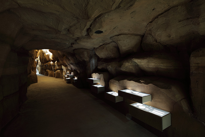 Höhlengang mit Infotafeln