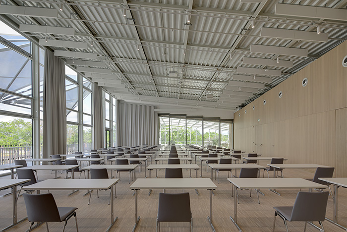 Tagungsraum mit Tischen und Stühlen