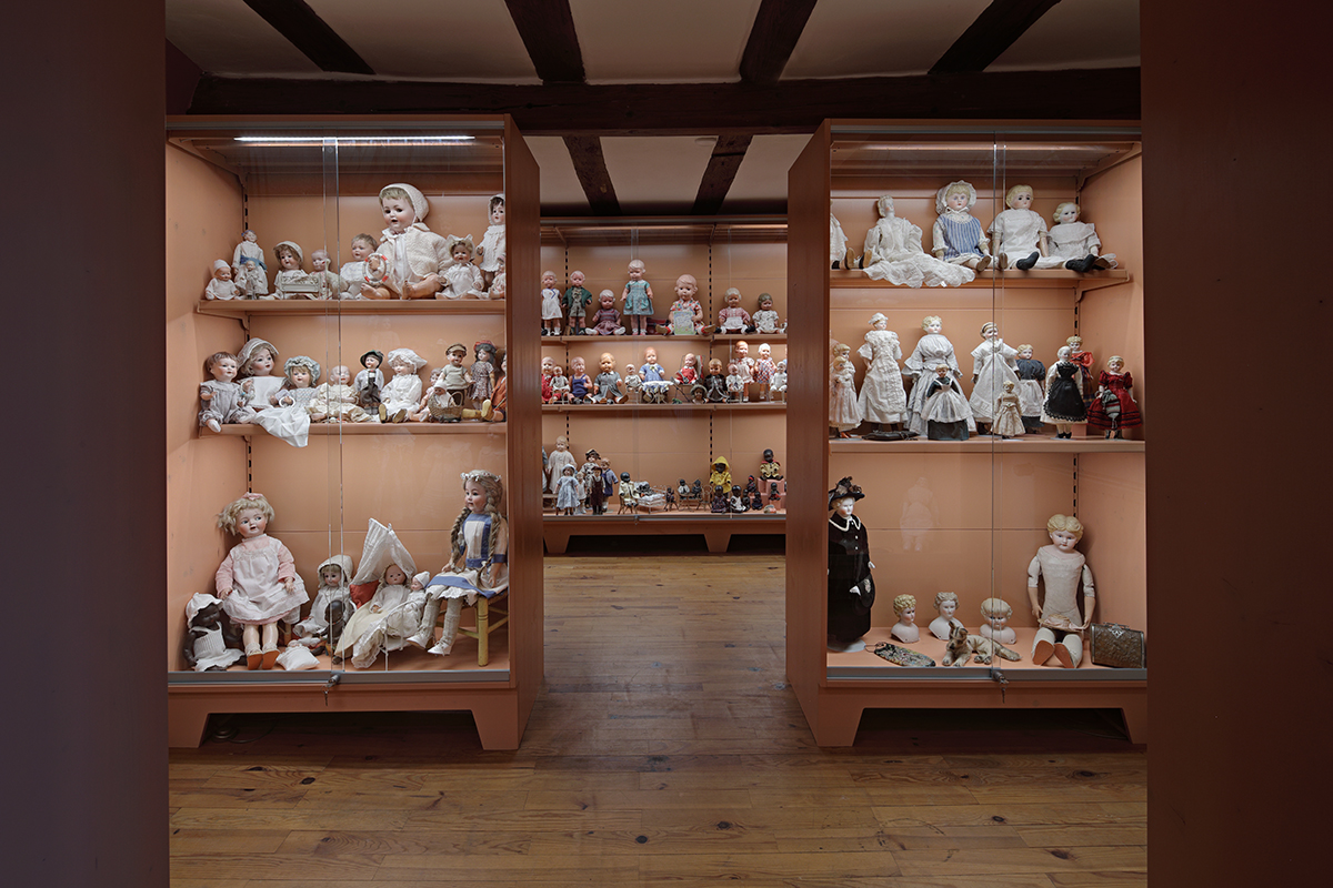 foersterhaus reute innenaufnahme mit vitrinen