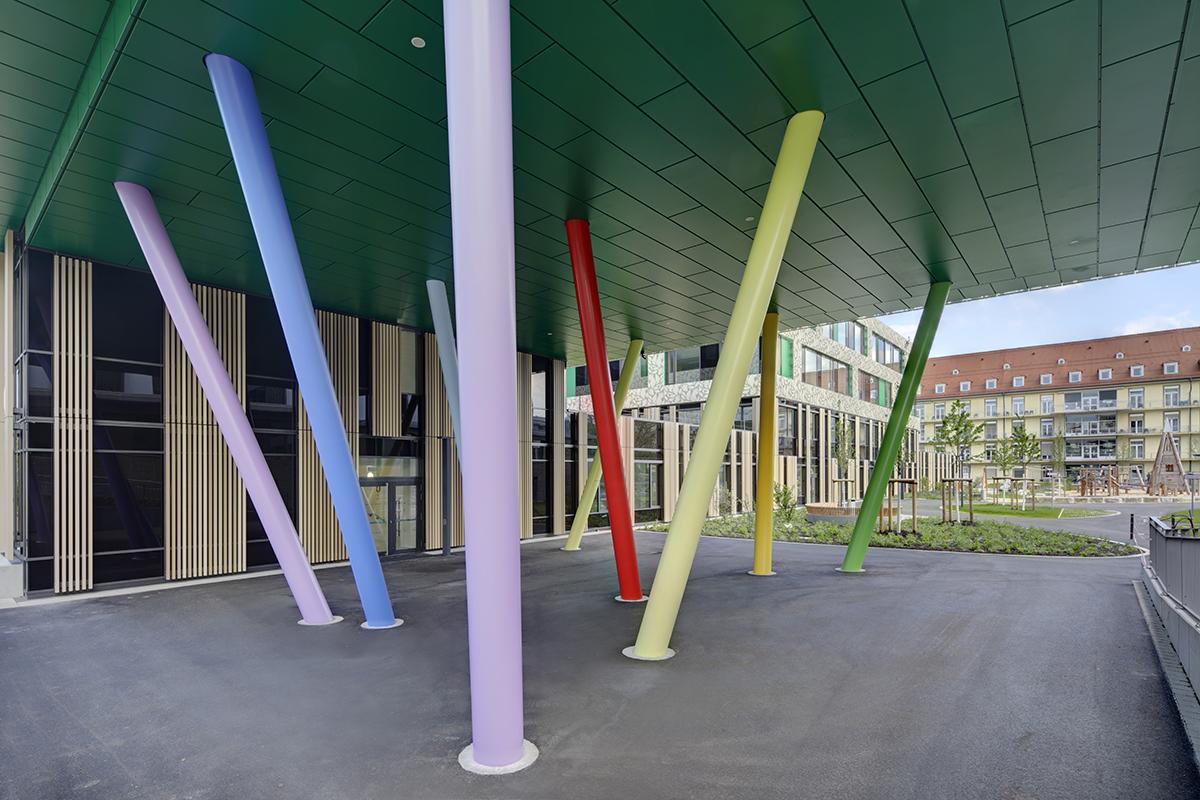 kjk-freiburg, aussenaufnahme, säulen