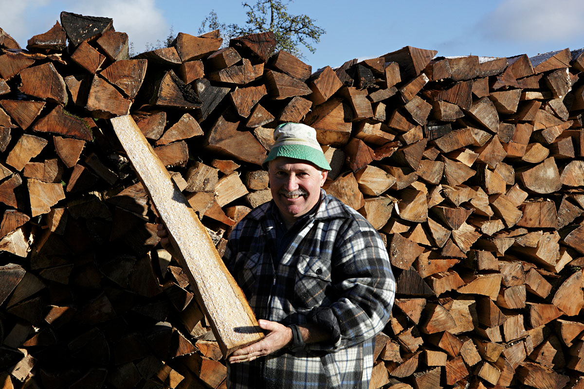 reportage handwerker mit Brett